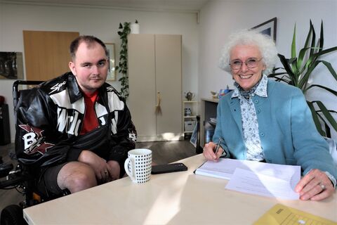 Gaby Hotz von der 60+Handwerksinitiative und der junge Autor Max Sprenger trafen sich im Hegau-Jugendwerk Gailingen während seines Therapieaufenthaltes zum Gespräch. Bei seinem Humor gab es dabei auch manches zu lachen. Foto: Andrea Jagode